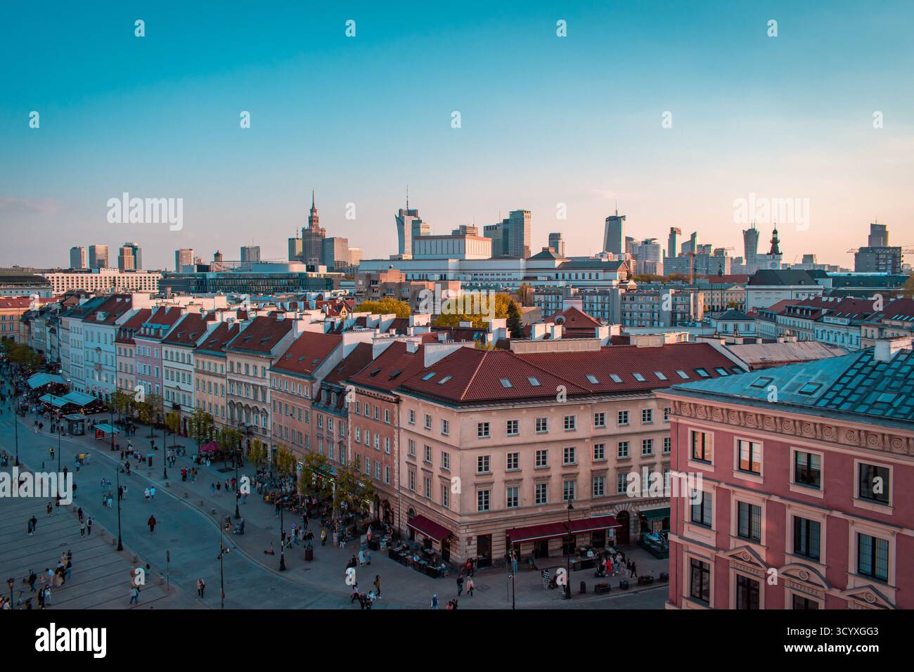 Altstadt in Warschau, Polen. Historische Architektur und moderne Wolkenkratzer im Hintergrund. Stockfoto