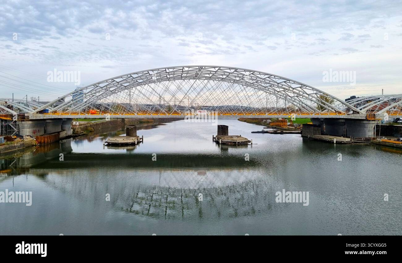Die durchbrochene Podgórzanek-Brücke wird im Bau und ihre Reflexion in der Weichsel in Krakau, Polen Stockfoto