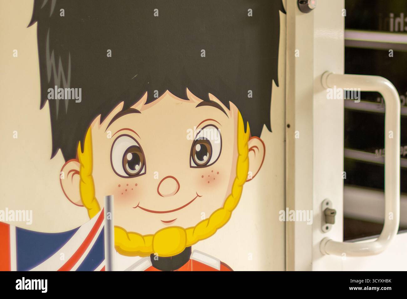 Niedliches Cartoon-Fototapete Der Britischen Garde. Bezauberndes Cartoongemälde einer lächelnden britischen Garde in roter Uniform, schwarzem Bärenfellhut und Union Jack-Flagge, gemalt Stockfoto