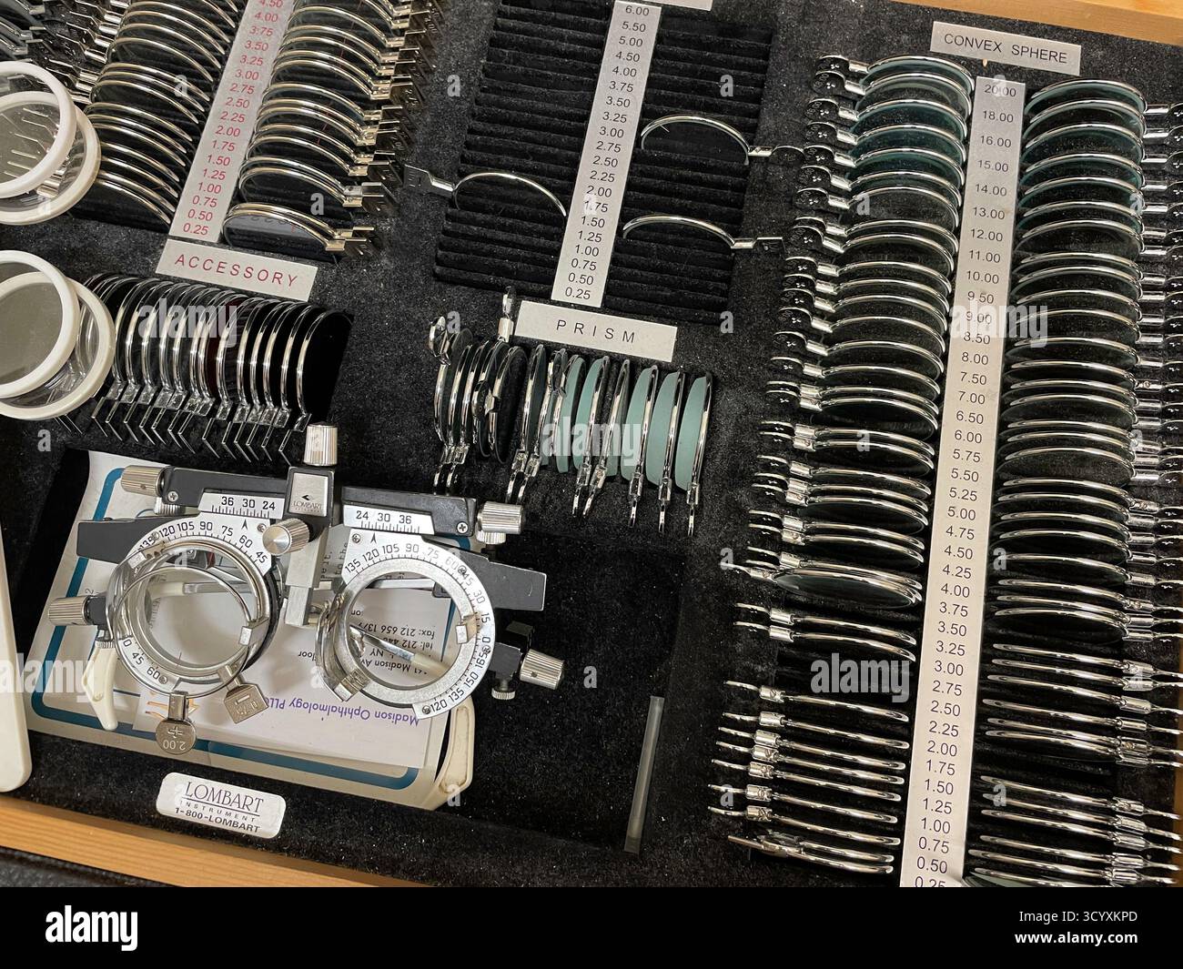 Stillleben eines Objektivtestsets in einer Augenklinik, 2025, New York City, USA Stockfoto