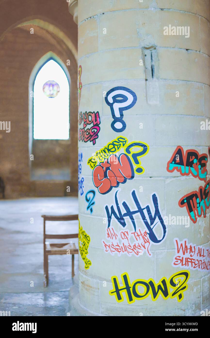 Ausstellung „Hear US“ mit Text im Graffiti-Stil an den Wänden der Krypta in der Kathedrale von Canterbury, kuratiert von Alex Vellis & Jacqueline Creswel Stockfoto