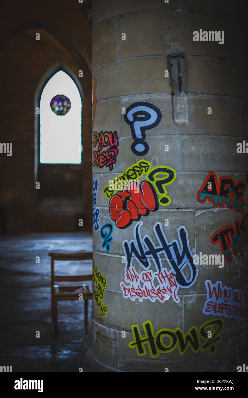Ausstellung „Hear US“ mit Text im Graffiti-Stil an den Wänden der Krypta in der Kathedrale von Canterbury, kuratiert von Alex Vellis & Jacqueline Creswel Stockfoto