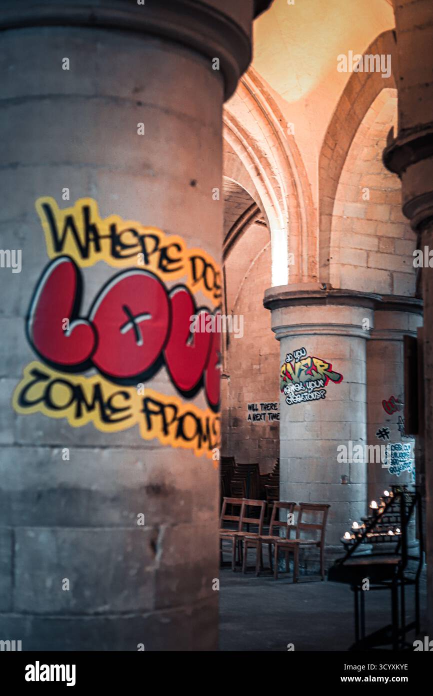 Ausstellung „Hear US“ mit Text im Graffiti-Stil an den Wänden der Krypta in der Kathedrale von Canterbury, kuratiert von Alex Vellis & Jacqueline Creswel Stockfoto
