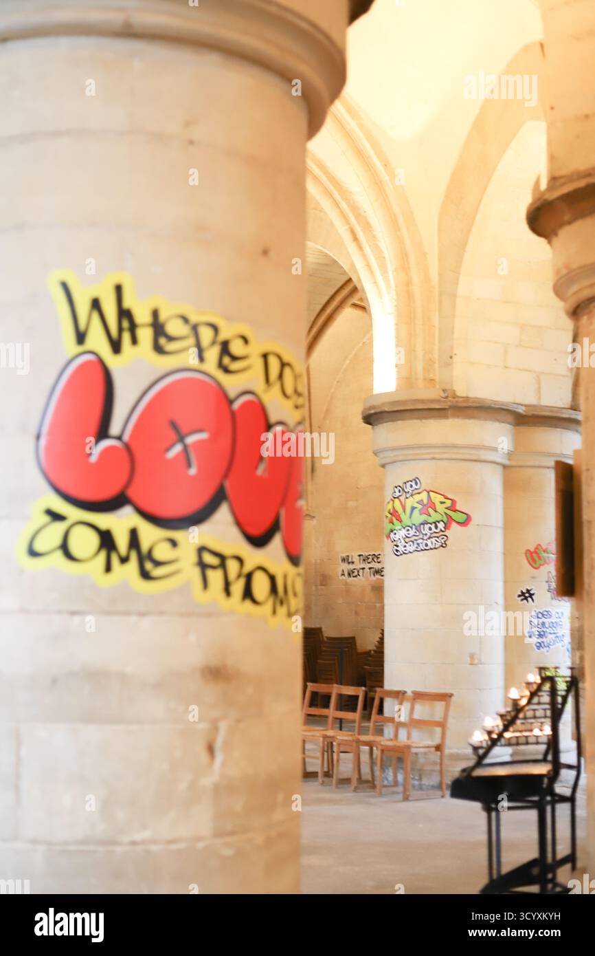 Ausstellung „Hear US“ mit Text im Graffiti-Stil an den Wänden der Krypta in der Kathedrale von Canterbury, kuratiert von Alex Vellis & Jacqueline Creswel Stockfoto