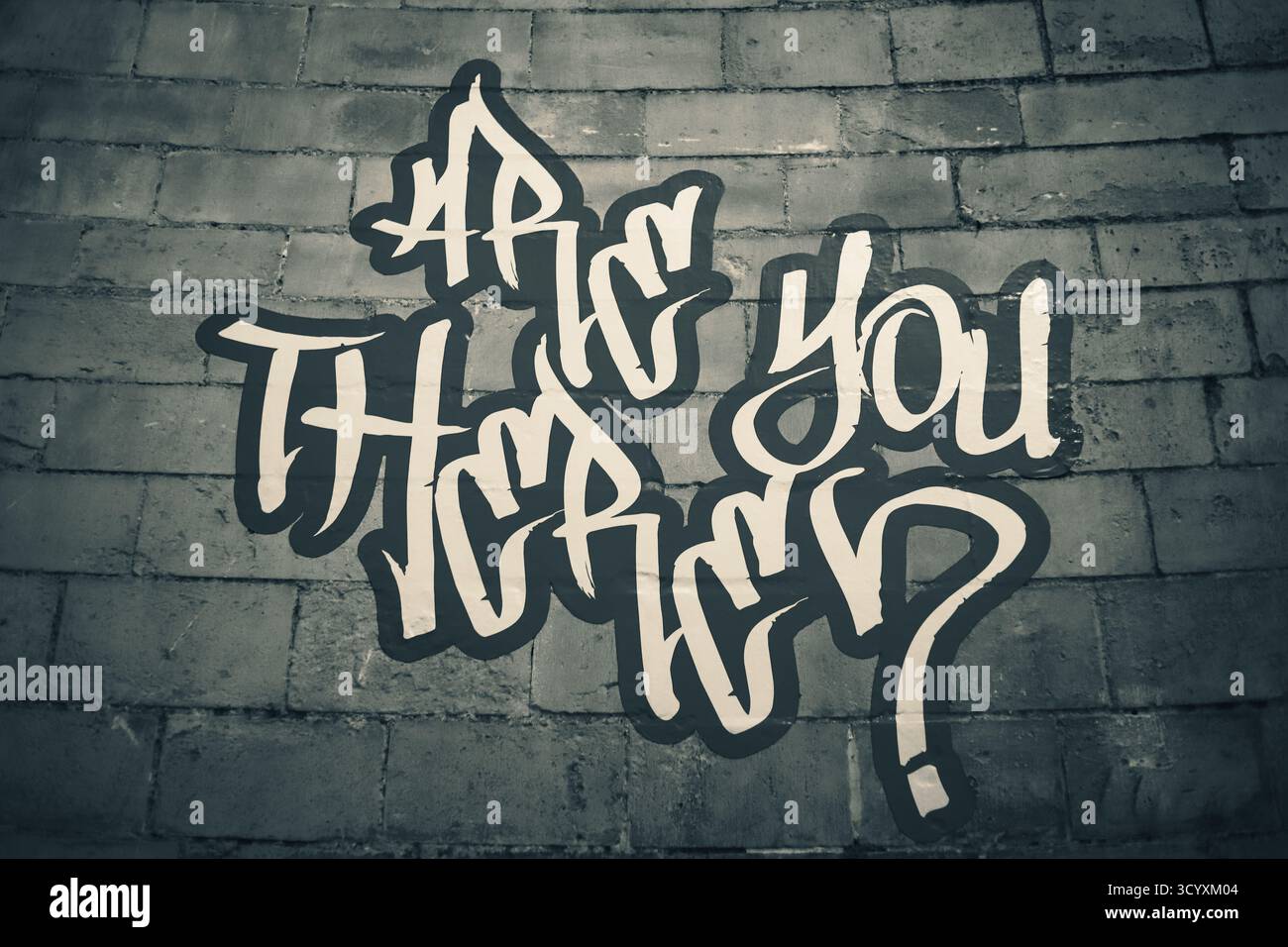 Ausstellung „Hear US“ mit Text im Graffiti-Stil an den Wänden der Krypta in der Kathedrale von Canterbury, kuratiert von Alex Vellis & Jacqueline Creswel Stockfoto