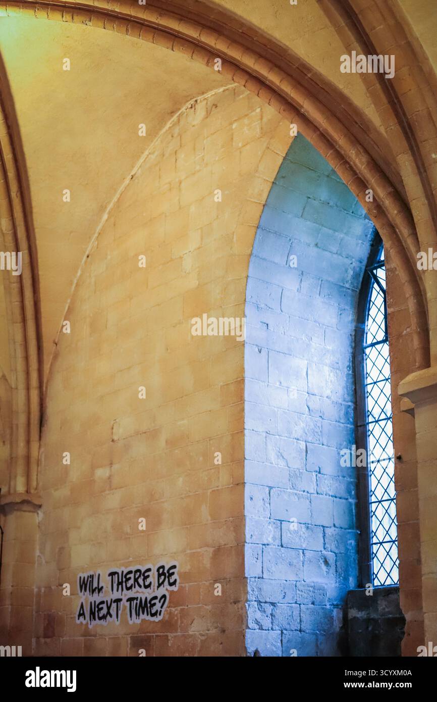 Ausstellung „Hear US“ mit Text im Graffiti-Stil an den Wänden der Krypta in der Kathedrale von Canterbury, kuratiert von Alex Vellis & Jacqueline Creswel Stockfoto