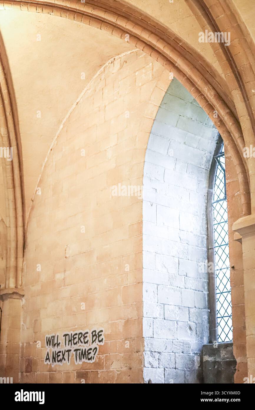 Ausstellung „Hear US“ mit Text im Graffiti-Stil an den Wänden der Krypta in der Kathedrale von Canterbury, kuratiert von Alex Vellis & Jacqueline Creswel Stockfoto