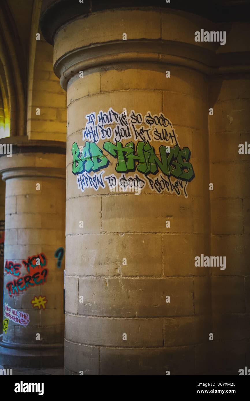 Ausstellung „Hear US“ mit Text im Graffiti-Stil an den Wänden der Krypta in der Kathedrale von Canterbury, kuratiert von Alex Vellis & Jacqueline Creswel Stockfoto