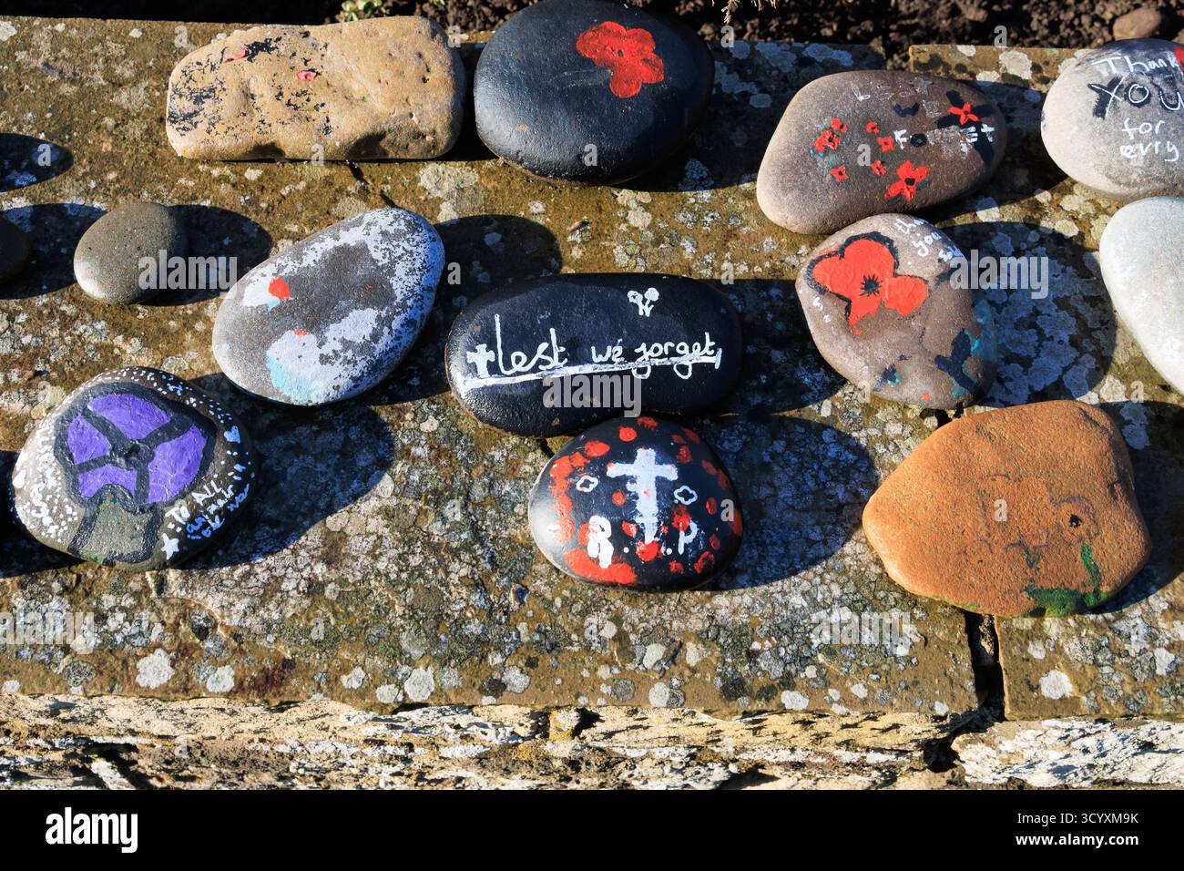 Handgemalte Steine, die an die Gefallenen beider Weltkriege erinnern, wurden im war Memorial in Kelso, Scottish Borders, Schottland, hinterlassen Stockfoto