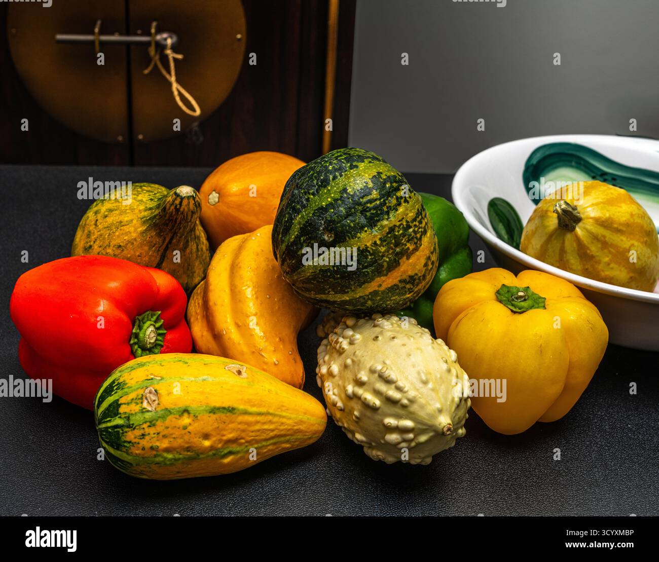 Dekorative Kürbisse und farbenfrohe Paprika Stockfoto