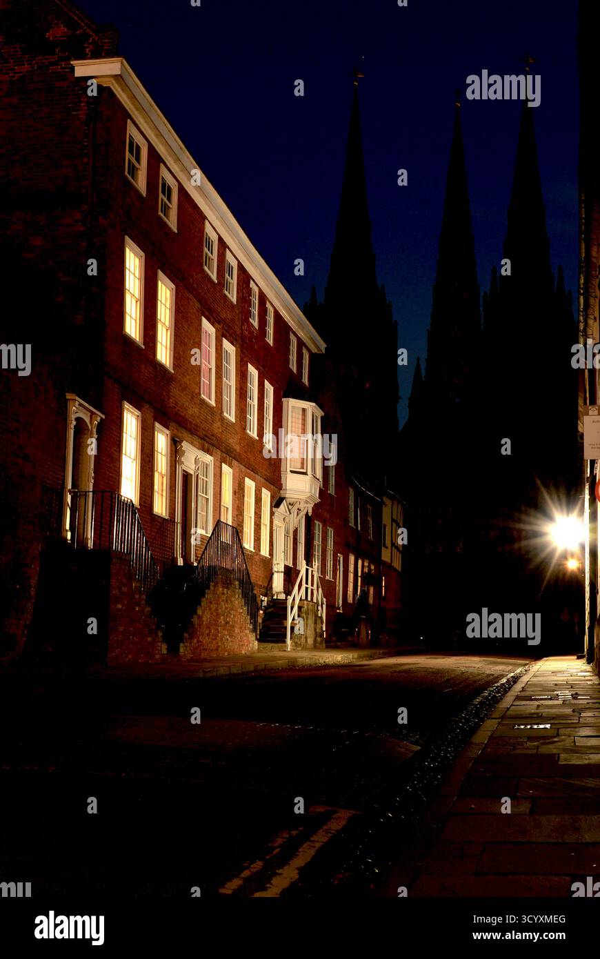Der Schatten der Kathedrale von Lichfield, Großbritannien, am Ende der Straße. Stockfoto