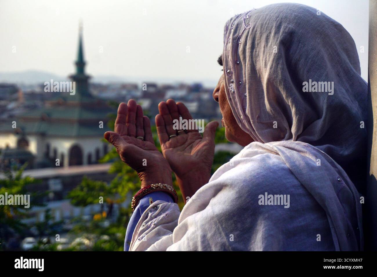 Srinagar, Indien. Oktober 2025. Eine elterliche geweihte Frau betet im Heiligtum des Sufi Saint Sheikh Noor u DIN Wali (RA) während des jährlichen urs in Char e Sharief Stadt des Budgam Distrikts union Territory von Jammu und Kaschmir, Indien. (Foto: Nisar UL Haq Allaie/Pacific Press) Credit: Pacific Press Media Production Corp./Alamy Live News Stockfoto