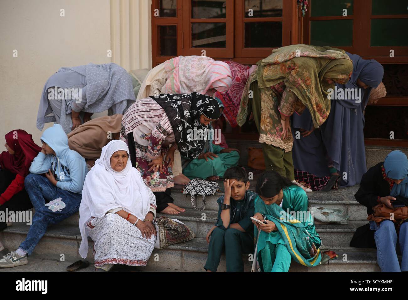 Srinagar, Indien. Oktober 2025. Frauen, die Gebete im Heiligtum des Sufi Saint Sheikh Noor u DIN Wali (RA) während der jährlichen urs in Char e Sharief Stadt Budgam Bezirk union Territory von Jammu und Kaschmir geben. (Foto: Nisar UL Haq Allaie/Pacific Press) Credit: Pacific Press Media Production Corp./Alamy Live News Stockfoto