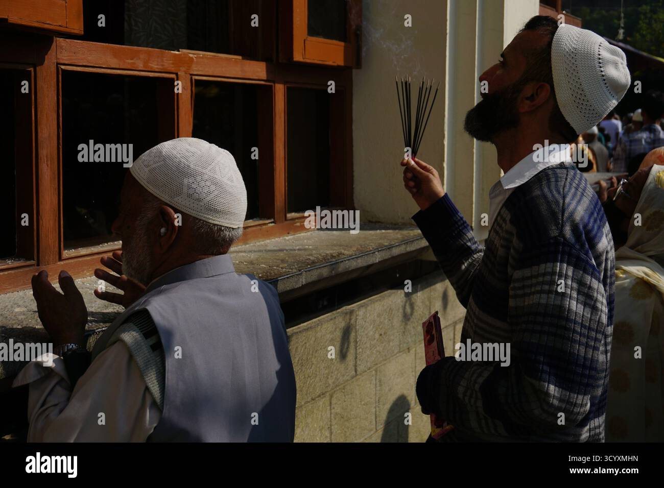 Srinagar, Indien. Oktober 2025. Geweihter am Schrein des Sufi Saint Sheikh Noor u DIN Wali (RA) während der jährlichen urs in Char e Sharief Stadt Budgam Distrikt Jammu und Kaschmir. (Foto: Nisar UL Haq Allaie/Pacific Press) Credit: Pacific Press Media Production Corp./Alamy Live News Stockfoto