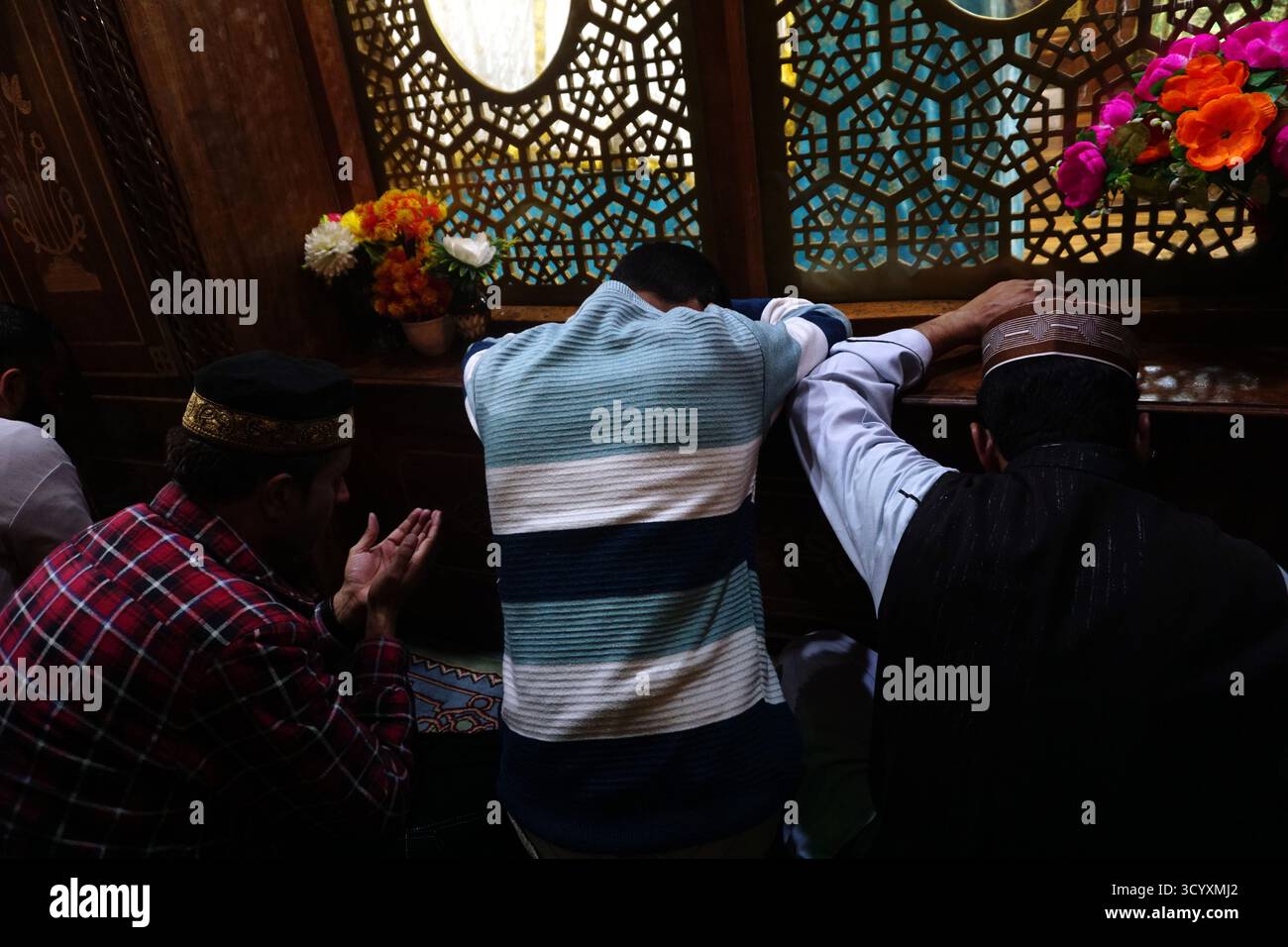 Srinagar, Indien. Oktober 2025. Junge Gläubige beten im Heiligtum des Sufi Saint Sheikh Noor u DIN Wali (RA) während des jährlichen urs in Char e Sharief Stadt Budgam Distrikt Jammu und Kaschmir, Indien. (Foto: Nisar UL Haq Allaie/Pacific Press) Credit: Pacific Press Media Production Corp./Alamy Live News Stockfoto