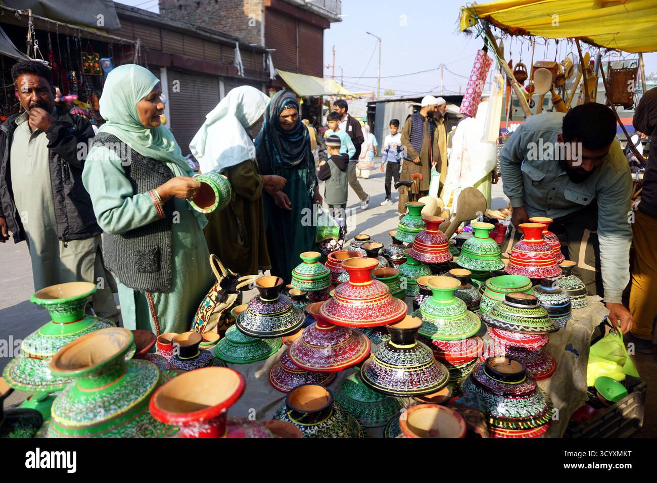 Srinagar, Indien. Oktober 2025. Weibliche Anhänger kauften irdene Töpfe in der Stadt Char e Sharief im Distrikt Budgam im Gebiet der union von Jammu und Kaschmir, nachdem sie am Schrein von Scheich Noor u DIN Wali (RA) (Foto: Nisar UL Haq Allaie/Pacific Press) Gehorsam geleistet hatten Stockfoto