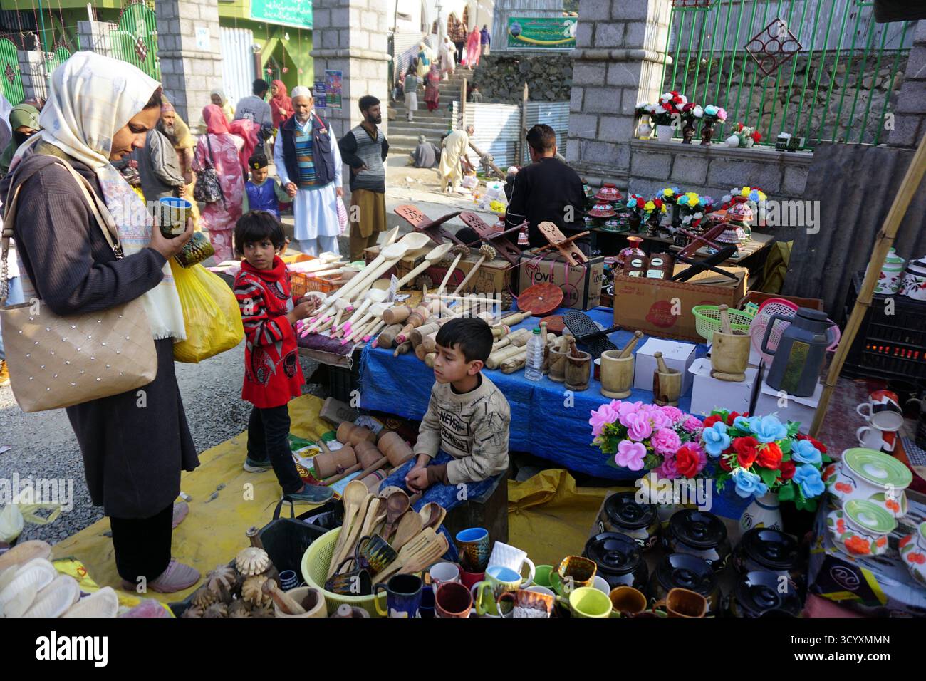 Srinagar, Indien. Oktober 2025. Weibliche Anhänger kauften irdene Töpfe in der Stadt Char e Sharief im Distrikt Budgam im Gebiet der union von Jammu und Kaschmir, nachdem sie am Schrein von Scheich Noor u DIN Wali (RA) (Foto: Nisar UL Haq Allaie/Pacific Press) Gehorsam geleistet hatten Stockfoto