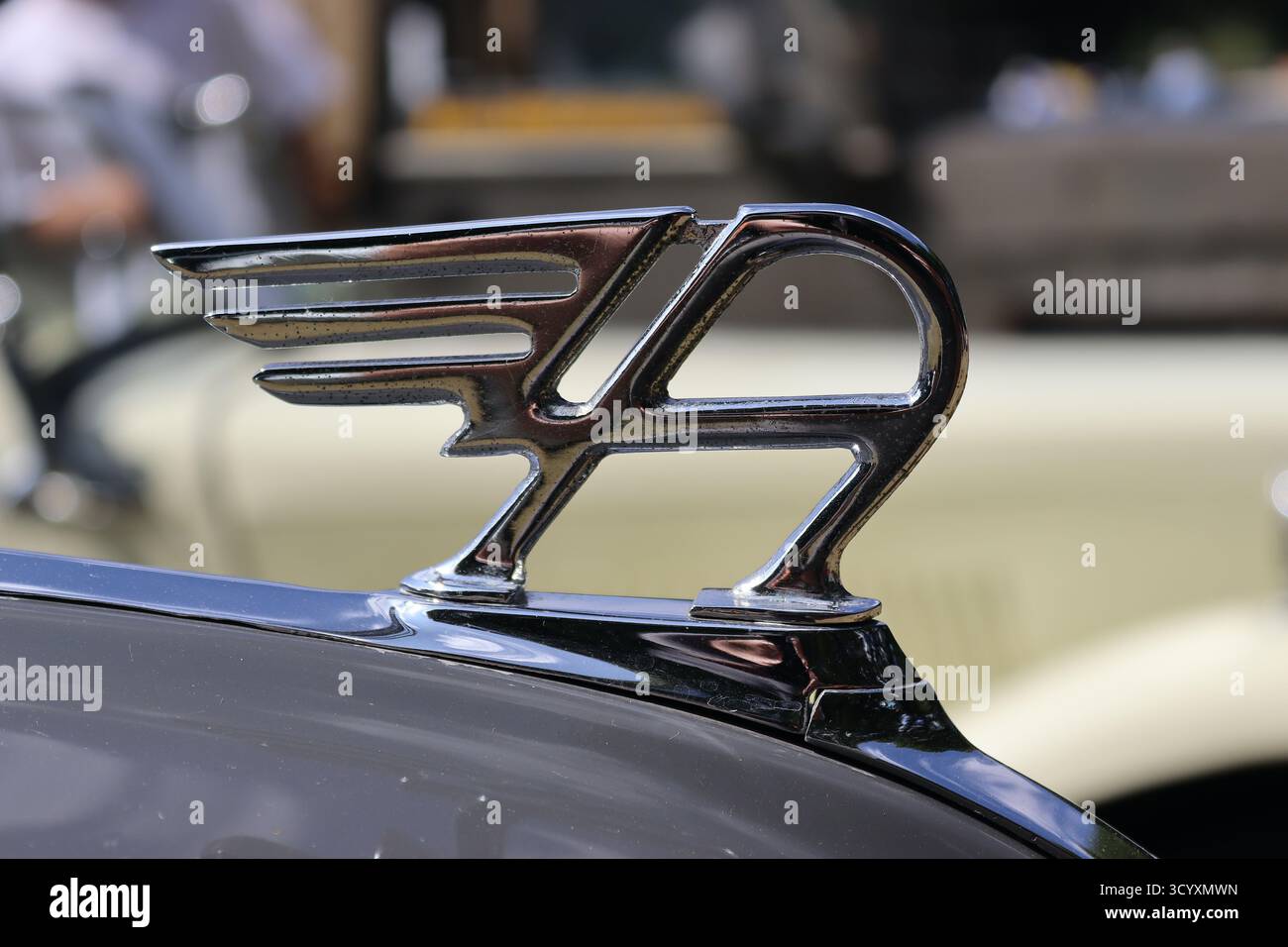 Verchromtes „A“-Logo an einem 1950er Austin A40 Devon Oldtimer löst die Verriegelung, um die Motorhaube zu öffnen. Stockfoto