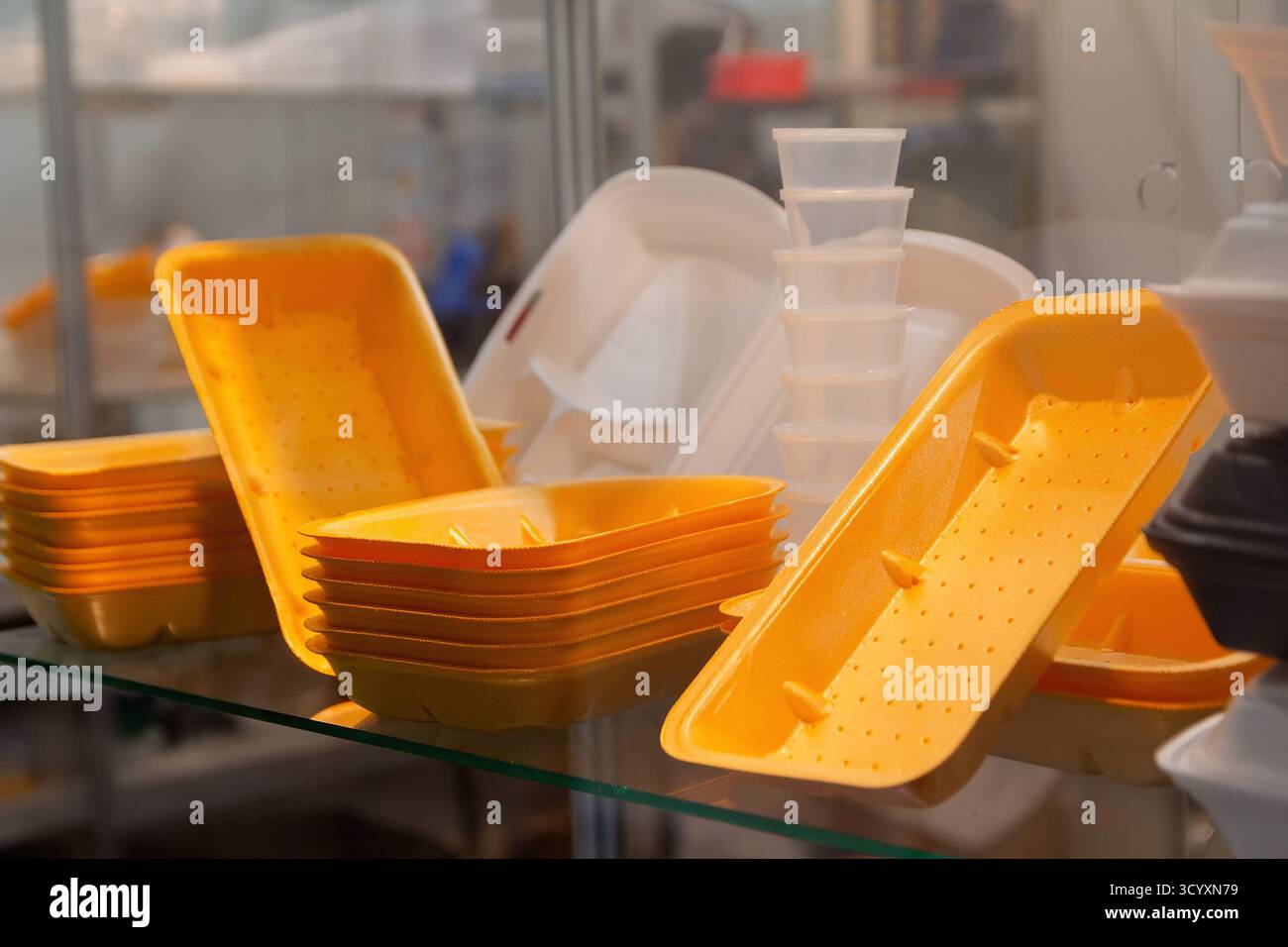 Plastiktabletts in einer Vitrine. Industrie Stockfoto