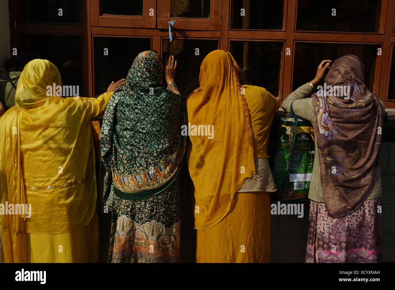 Srinagar, Jammu Und Kaschmir, Indien. Oktober 2025. Weibliche Anhänger kaufen irdene Töpfe in der Stadt Char e Sharief im Bezirk Budgam im union Territorium von Jammu und Kaschmir, nachdem sie am Schrein von Scheich Noor u DIN Wali gehorcht haben (Kreditbild: © Nisar UL Haq Allaie/Pacific Press via ZUMA Press Wire) NUR REDAKTIONELLE VERWENDUNG! Nicht für kommerzielle ZWECKE! Stockfoto