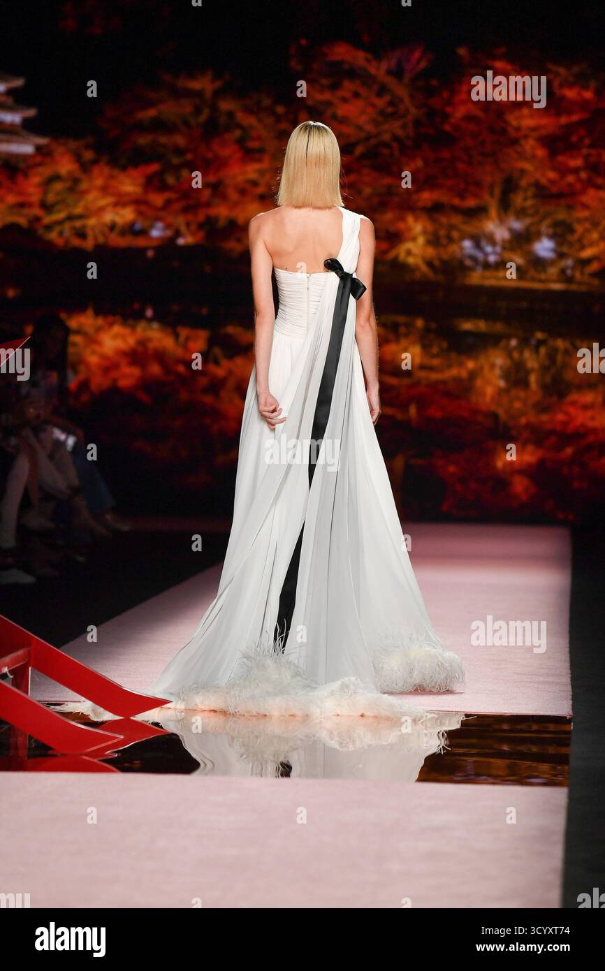 Ein Model läuft auf dem Laufsteg mit einem Design von ISABEL SANCHIS während der Mercedes-Benz Fashion Week de Madrid in IFERMA, 19. Septiembre 2025 Spanien mit: Ein Model läuft auf dem Laufsteg mit einem Design von ISABEL SANCHIS während der Mercedes-Benz Fashion Week de Madrid in IFERMA, 19. Septiembre 2025 Spanien Wo: Madrid, Spanien Wann: 19. Sept. 2025 Credit: Oscar Gonzalez/WENN Stockfoto