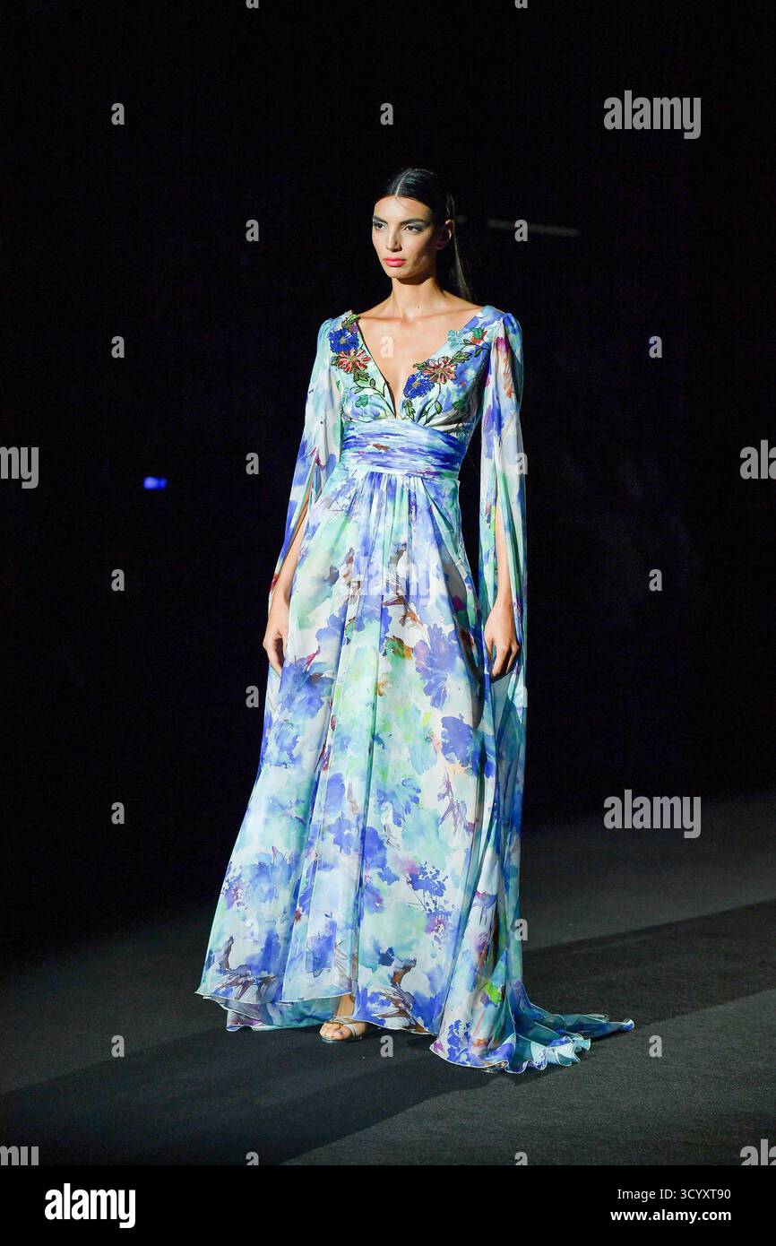 Ein Model läuft auf dem Laufsteg mit einem Design von HANNIBAL LAGUNA während der Mercedes-Benz Fashion Week de Madrid in IFERMA, 18. Septiembre 2025 Spanien mit: Ein Model läuft auf dem Laufsteg mit einem Design von Hannibal Laguna während der Mercedes-Benz Fashion Week de Madrid in IFERMA, 19. Septiembre 2025 Spanien Wo: Madrid, Spanien Wann: 19. Sept. 2025 Credit: Oscar Gonzalez/WENN Stockfoto