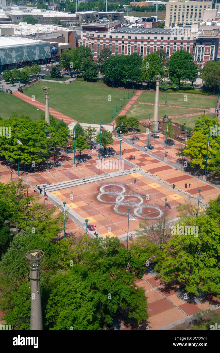 Blick aus der Vogelperspektive auf den Centennial Olympic Park in der Innenstadt von Atlanta, Georgia, mit dem berühmten Springbrunnen der Olympischen Ringe, den Säulen und dem umliegenden Grün Stockfoto