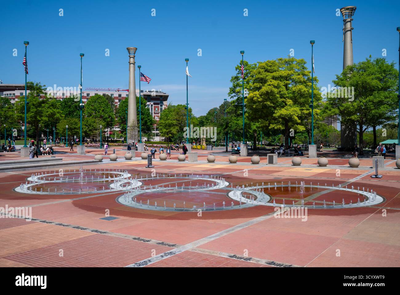 Besucher treffen sich an einem klaren Frühlingnachmittag, umgeben von olympischen Säulen, um den berühmten Springbrunnen im Centennial Olympic Park Stockfoto