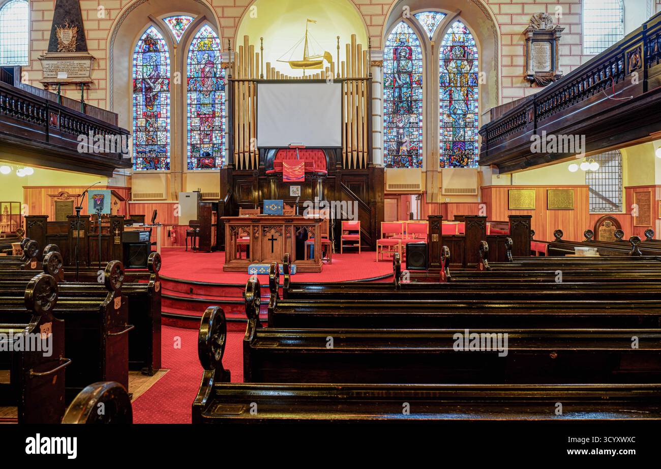 GREENOCK, SCHOTTLAND - 19. August 2024: Innenraum des historischen Wellpark Mid Kirk of Greenock, mit leuchtendem Buntglas, einem Schiffsmodell, einer Pfeifenorgel, Stockfoto