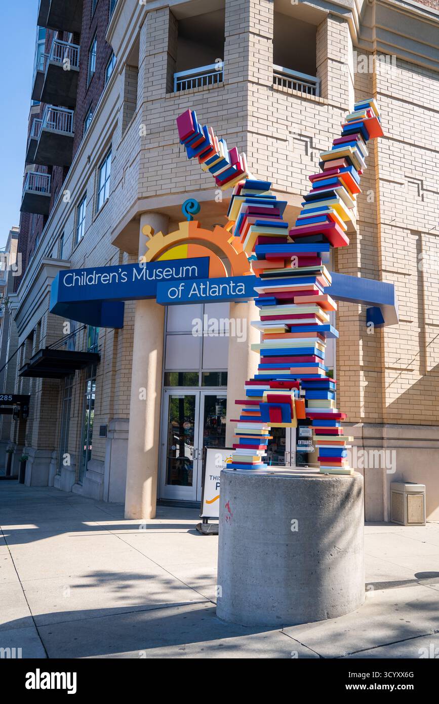 Vorderansicht des Children's Museum of Atlanta mit farbenfroher, verspielter Fassade und einladendem Eingang in die Innenstadt Stockfoto