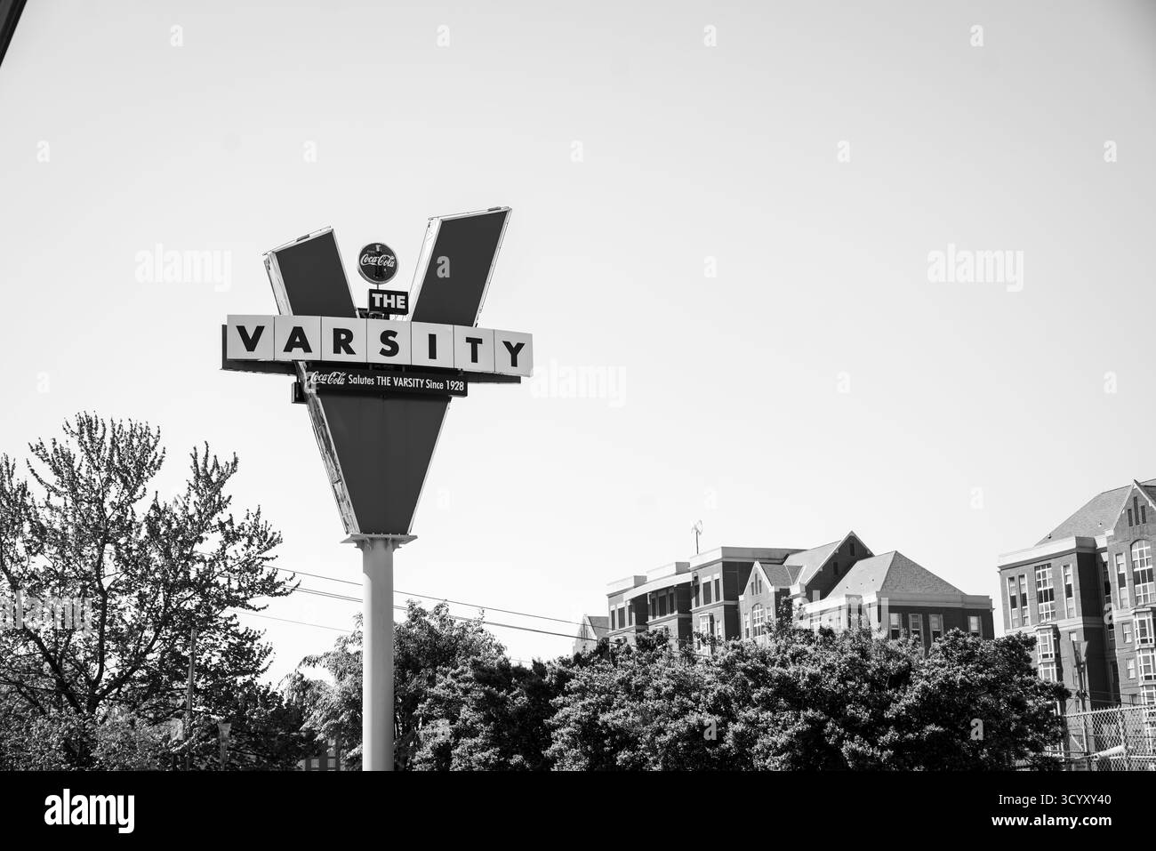 Das legendäre rote „V“-Schild für das Varsity, ein historisches Autokino-Restaurant, das 1928 gegründet wurde, befindet sich in schwarz-weiß in der Nähe des Campus von Georgia Tech Stockfoto