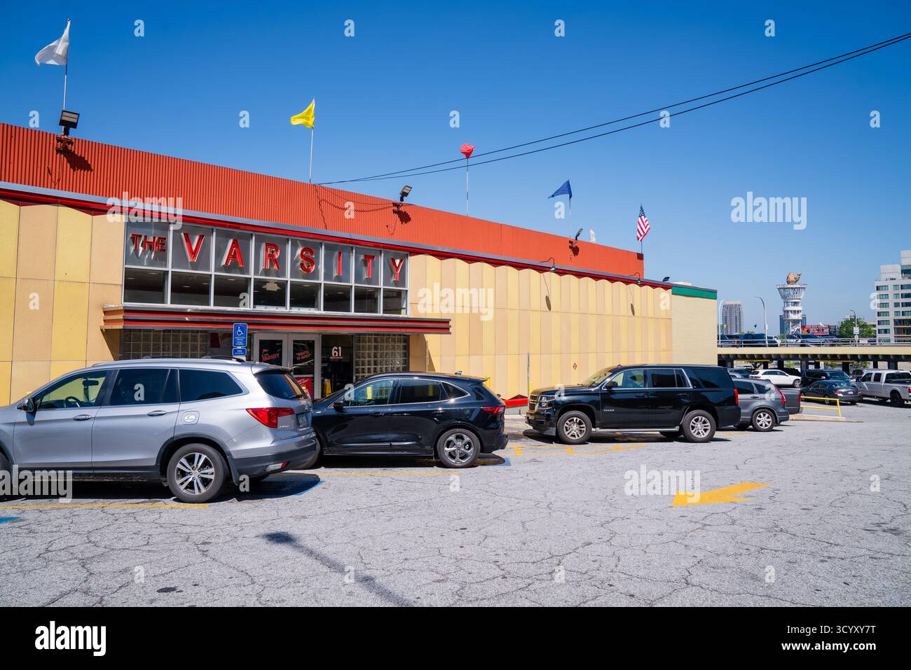 Autos parken vor dem Varsity, dem legendären rot-weißen Fast-Food-Restaurant im Zentrum von Atlanta, Georgia, an einem klaren Tag mit blauem Himmel Stockfoto