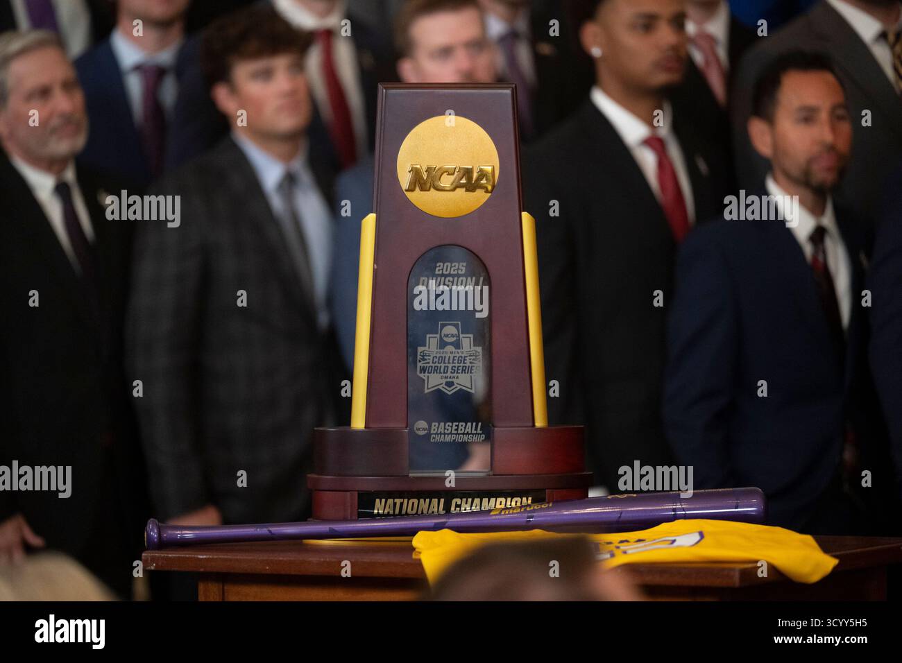 Washington, DC, USA. Oktober 2025. NCAA Division i Championship Trophäe der LSU Tigers, ausgestellt im East Room des Weißen Hauses in Washington, DC, USA, am Montag, den 20. Oktober. 2025. Vermerk: Mattie Neretin/CNP/dpa/Alamy Live News Stockfoto