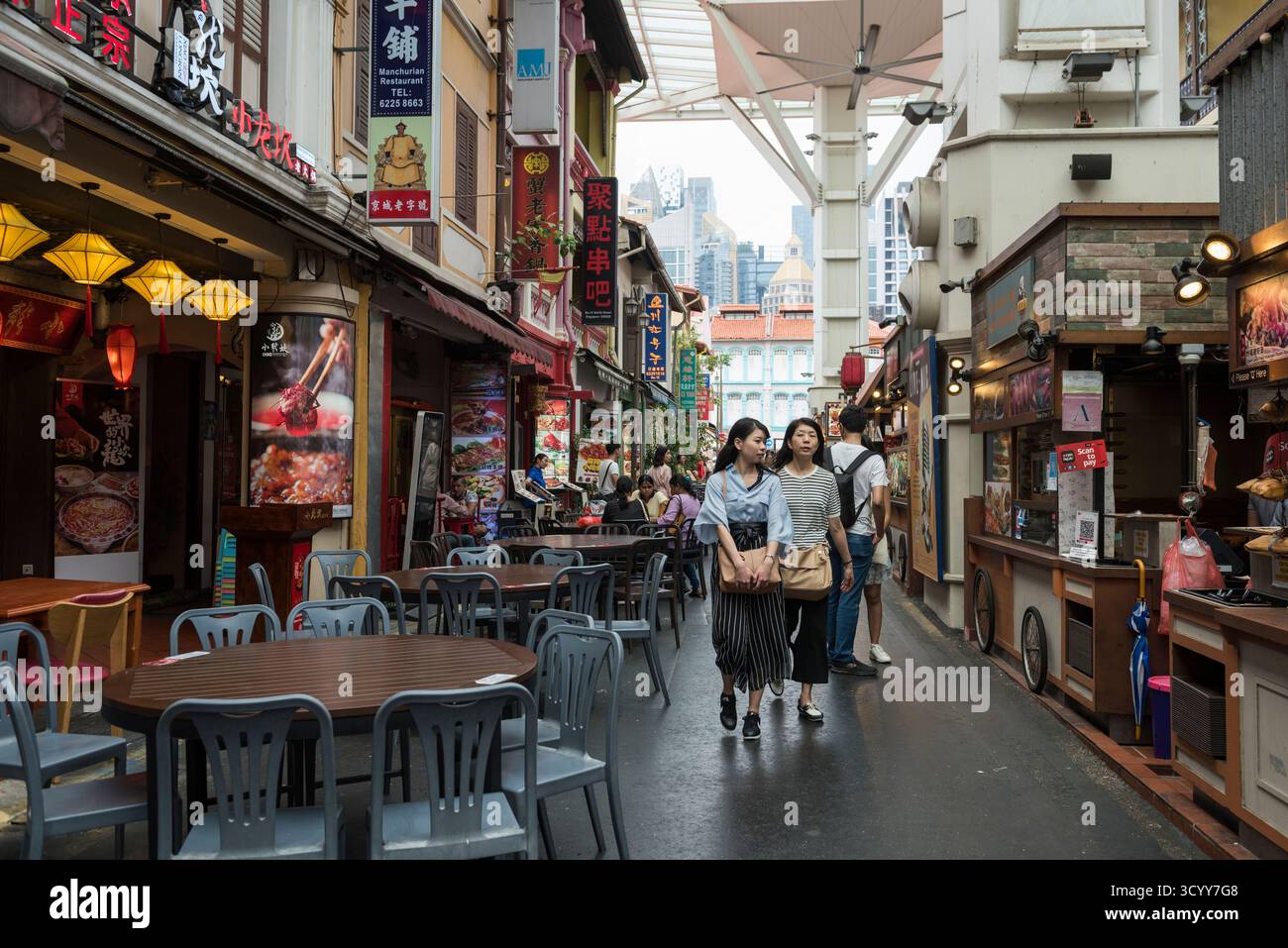 Singapur - 21. Oktober 2018: Chinatown Food Street ist eine der beliebtesten Touristenattraktionen Singapurs. Stockfoto