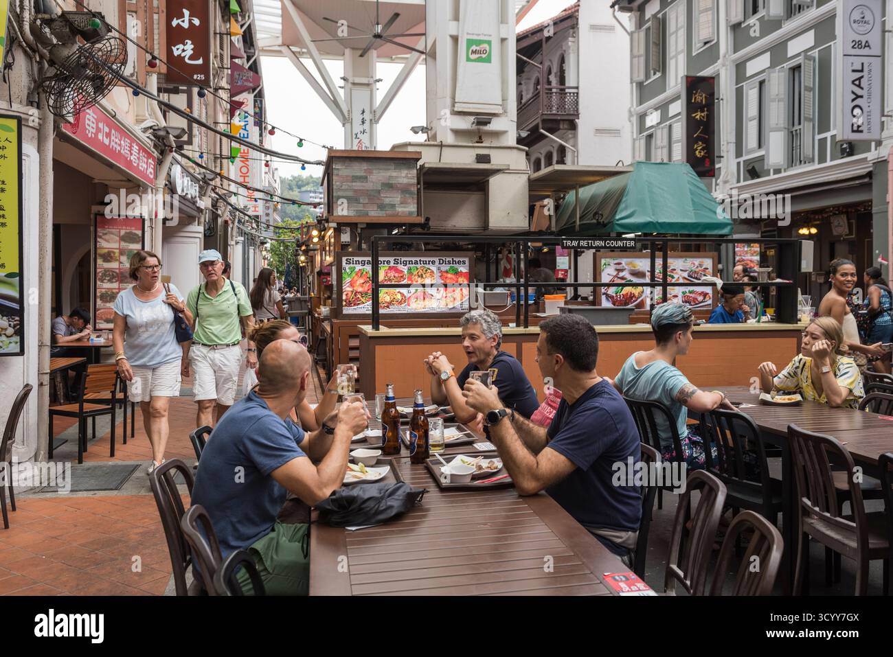 Singapur - 21. Oktober 2018: Chinatown Food Street ist eine der beliebtesten Touristenattraktionen Singapurs. Stockfoto