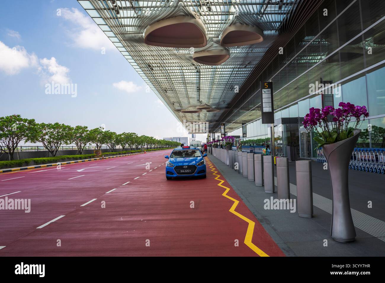 Singapur - 22. Oktober 2018: Taxi bringt Passagiere vor dem Flughafen Singapur Changi ab. Stockfoto