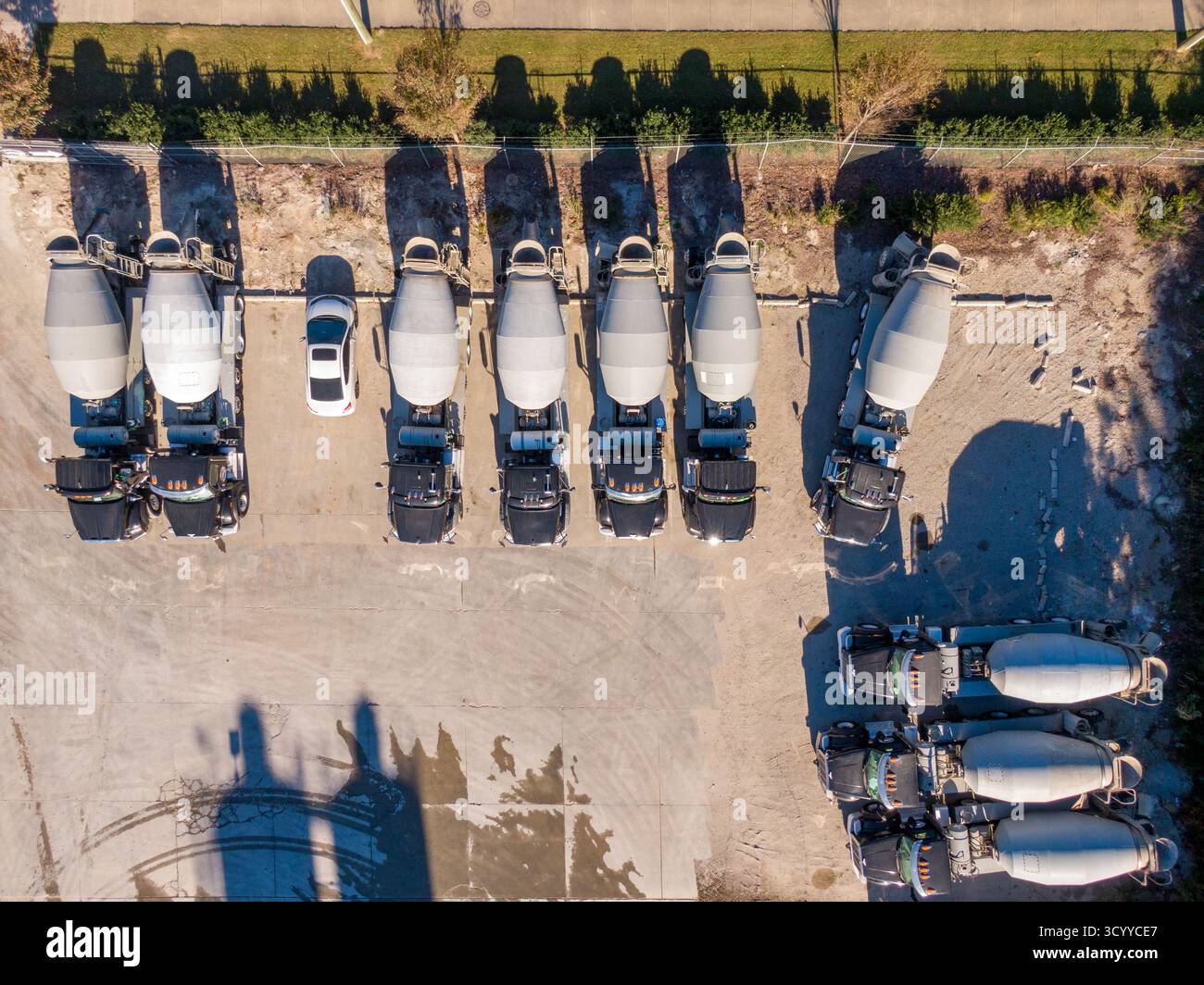 Von oben nach unten geöffnete Drohne Ansicht einer Transportbetonanlage und einer Zementwagenflotte an einem sonnigen Tag: Industrie, Transport, Bau Stockfoto