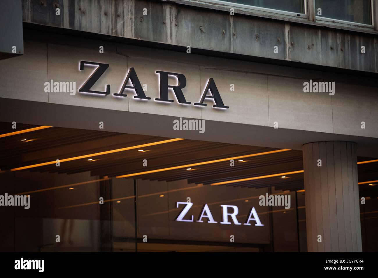 BELGRAD, SERBIEN - 29. MÄRZ 2025: Zara-Logo vor einem Zara-Geschäft im Zentrum von Belgrad, Serbien. Zara ist ein Modehändler aus spanien, Specia Stockfoto