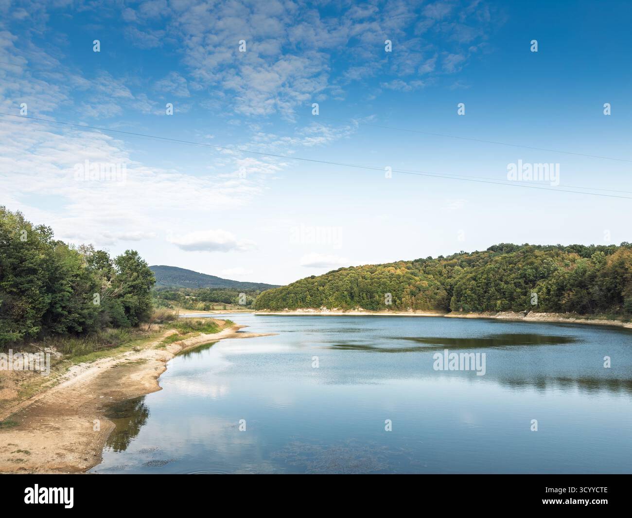 Garasko Jezero, Gardasee, in der Nähe von Arandjelovac, Serbien. Ein ruhiger, künstlicher See mit bewaldeten Hügeln, Sandbänken und einem hohen blauen Himmel, der eine ruhige Atmosphäre zeigt Stockfoto