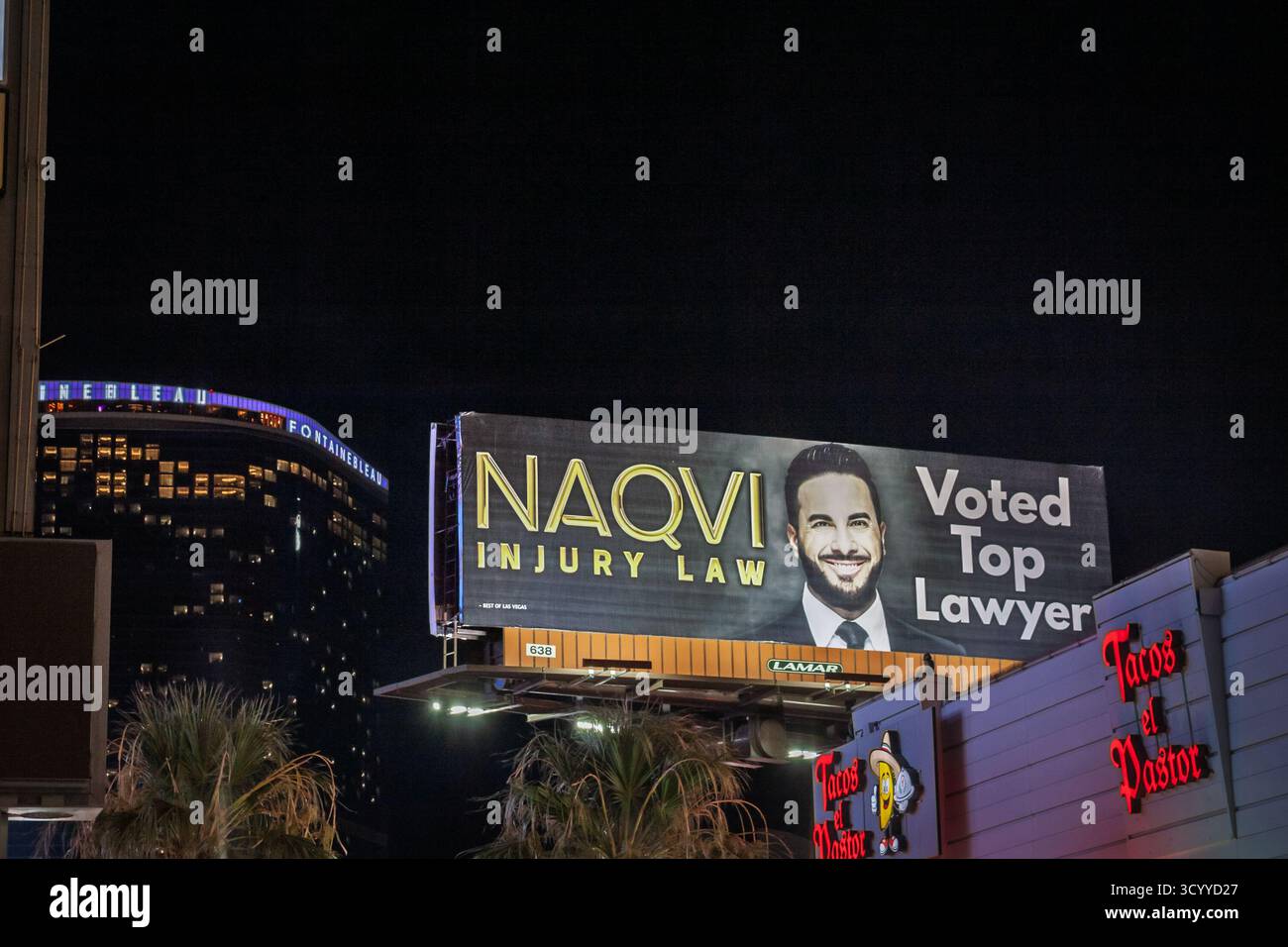 LAS VEGAS - 21. AUGUST 2024: Nachtplakat in Las Vegas fördert das Farhan Naqvi Verletzungsgesetz mit einem Porträt und der Linie zum Top Lawyer Illustrat gewählt Stockfoto