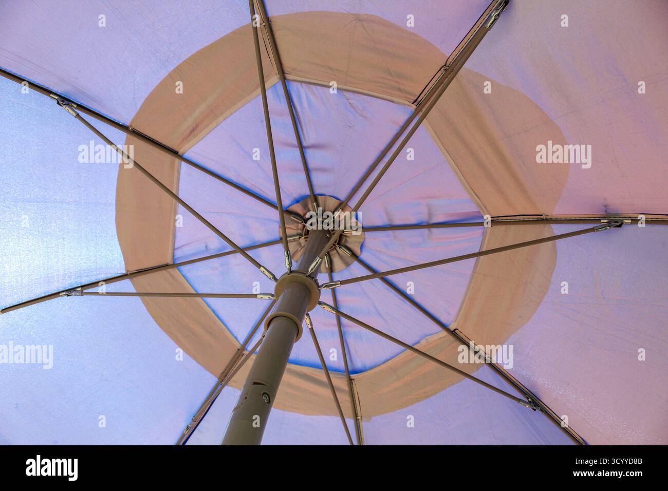 Unterseite des Parasols mit strahlenden Spokes Stockfoto