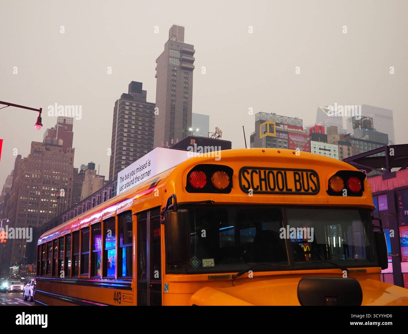 Gelber Schulbus unter verrauchtem Himmel in New York City während des kanadischen Waldfeuers im Jahr 2023 Stockfoto