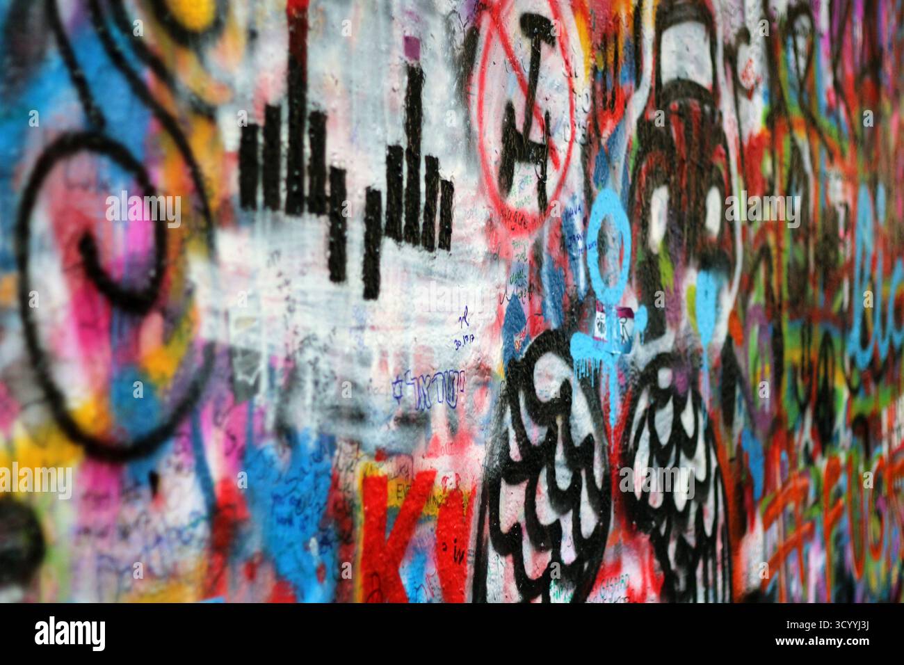 Bunte Graffitis an der John-Lennon-Mauer in Prag, Tschechien Stockfoto