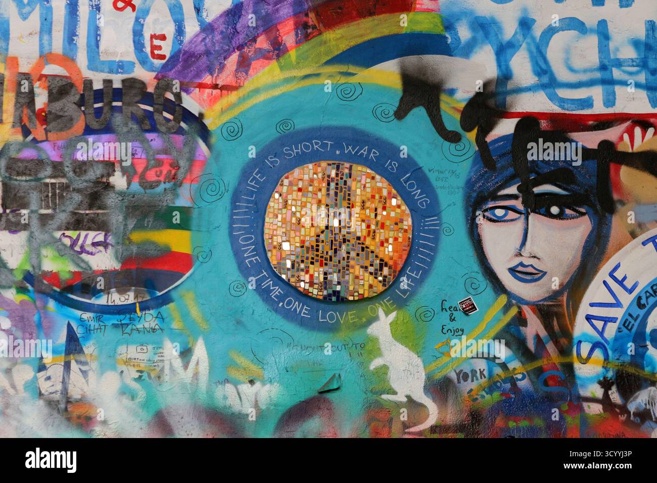 Friedensmosaik und farbenfrohe Graffitis an der John-Lennon-Mauer in Prag, Tschechische Republik Stockfoto