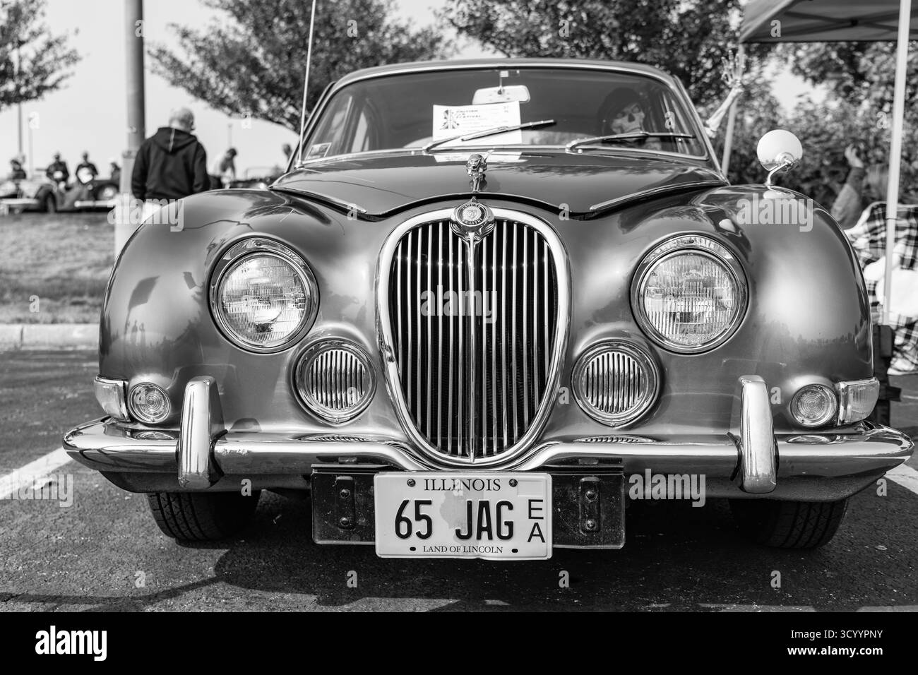 Chicago, Illinois, USA - 08. September 2024: Silberner Oldtimer Jaguar S Type MK II 3,4 Liter Retro-Sportwagen, Vorderansicht. Retro-Sportwagen Stockfoto