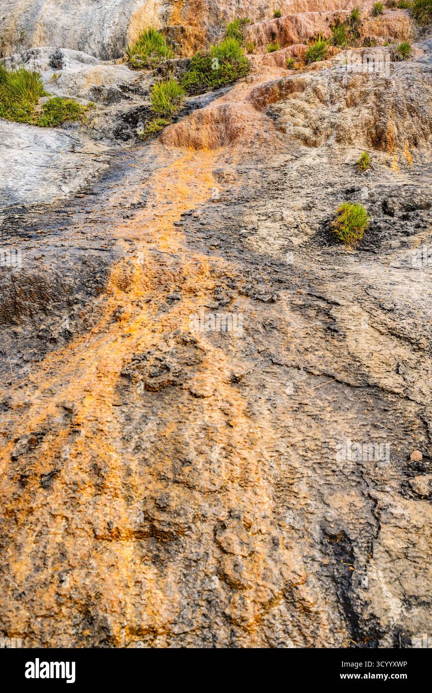Travertine, Felsformation, natürliche Schöpfung in Besenova, Slowakei. Enthält Thermalquellen mit Mineralwasser, reich an Kalzium, Magnesium und ir Stockfoto