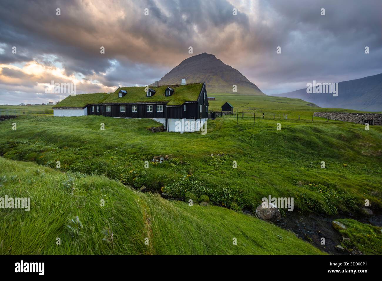Blick auf ein typisches Haus in Vidareidi an einem bewölkten Tag. Vidoy Island, Färöer Island, Dänemark, Europa. Stockfoto