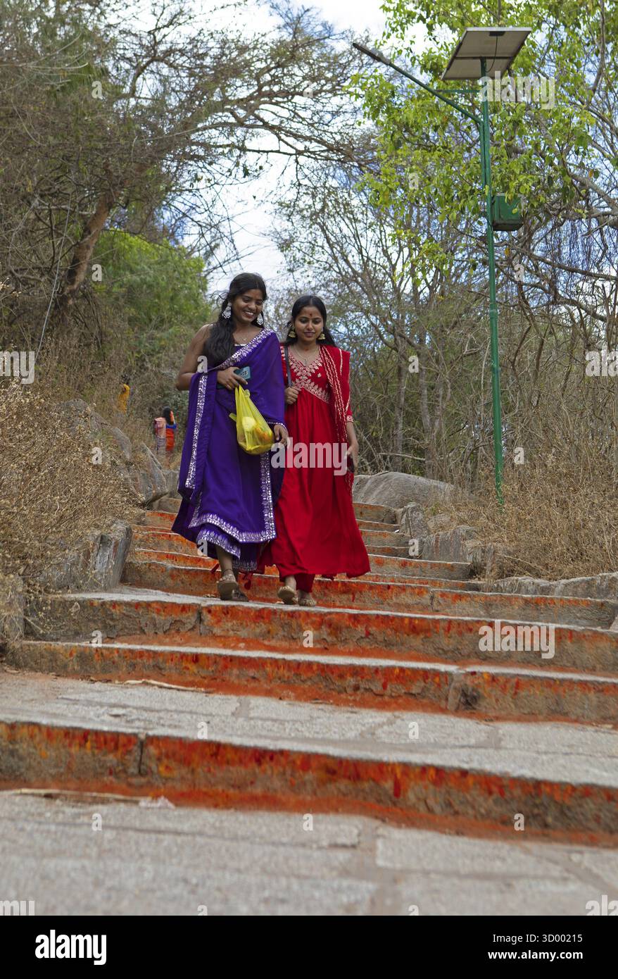 Junge Indianerin auf der roten Treppe nach Chamundi Hill, Mysore oder Mysore, Karnataka, Indien Stockfoto