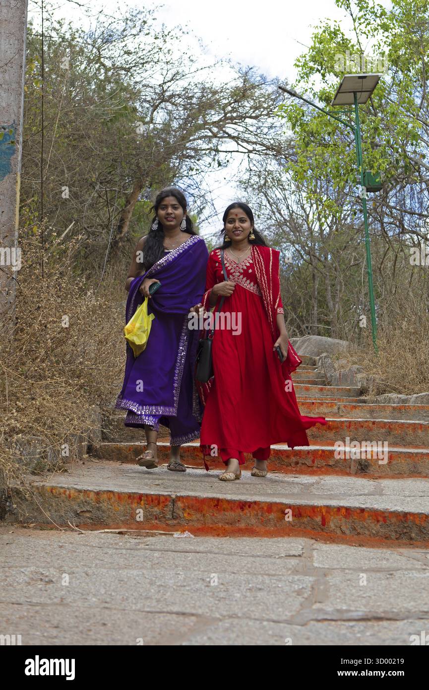 Junge Indianerin auf der roten Treppe nach Chamundi Hill, Mysore oder Mysore, Karnataka, Indien Stockfoto