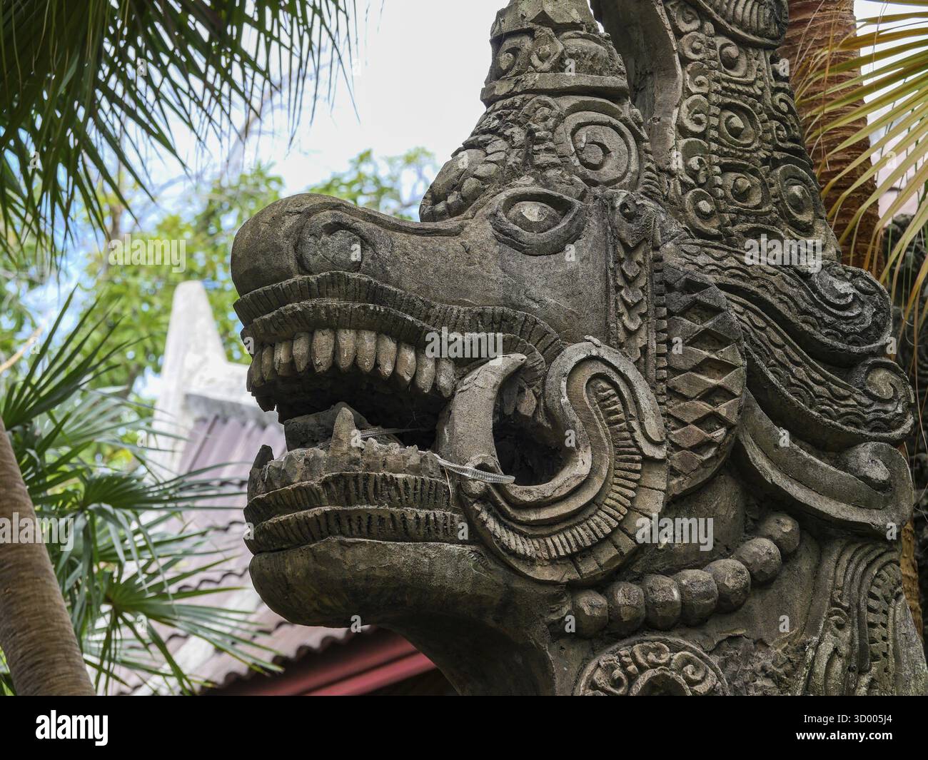 Nahaufnahme eines Steindrachen mit offenem Mund Stockfoto